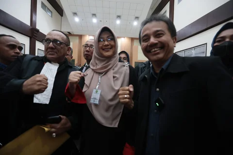 dr Tifauzia Tyassuma atau dikenal dokter Tifabersama Roy Suryo  usai mengikuti sidang  pembacaan dakwaan perkara dugaan pencemaran nama baik terkait tudingan ijazah palsu Presiden ke-7 RI Joko Widodo di Pengadilan Negeri Jakarta Timur, Kamis (02/07/2026),