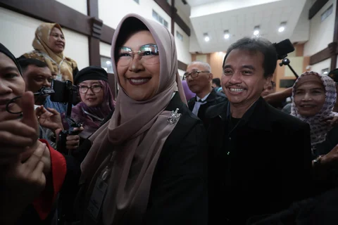 dr Tifauzia Tyassuma atau dikenal dokter Tifabersama Roy Suryo  usai mengikuti sidang  pembacaan dakwaan perkara dugaan pencemaran nama baik terkait tudingan ijazah palsu Presiden ke-7 RI Joko Widodo di Pengadilan Negeri Jakarta Timur, Kamis (02/07/2026),