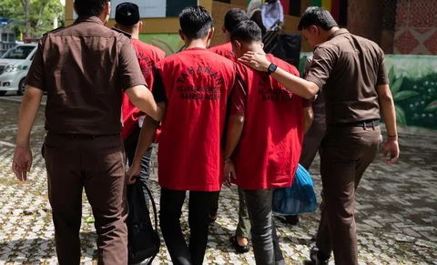 Para pria yang dihukum karena melanggar hukum Islam, di antaranya karena mencium seorang wanita saat siaran langsung TikTok, tiba untuk menjalani hukuman cambuk  di Taman Bustanussalatin, Banda Aceh, Aceh, Kamis (2/7/2026).