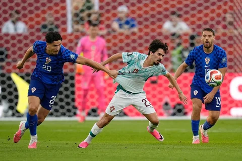 Pemain Kroasia Igor Matanovic menarik jersey pemain Portugal  Vitinha selama pertandingan sepak bola babak 32 Piala Dunia antara Portugal dan Kroasia di Toronto, Kamis, (02/07/2026).