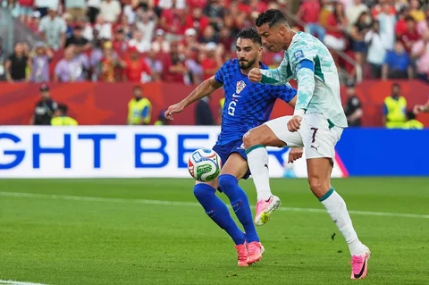 Pemain Portugal Cristiano Ronaldo berebut bola dengan pemain Kroasia Josip Sutalo selama pertandingan sepak bola babak 32 besar Piala Dunia di Toronto, Kamis, (02/07/2026).