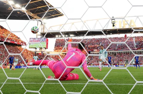 Pemain Portugal Cristiano Ronaldo mencetak gol penalti untuk gol pertama timnya selama pertandingan babak 32 besar Piala Dunia FIFA 2026 antara Portugal dan Kroasia di Stadion Toronto, Kamis, (02/07/2026).