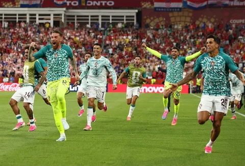 Penyerang Portugal Cristiano Ronaldo bersama rekan satu timnya usai , pertandingan babak 32 besar Piala Dunia 2026 antara Portugal dan Kroasia di Stadion Toronto, Toronto, Kamis, (02/07/2026)..