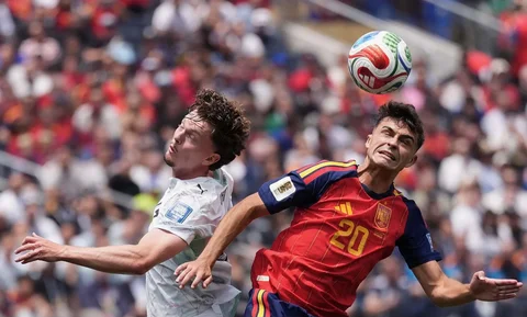 Pemain Spanyol Pedri menyundul bola melawan pemain Austria Paul Wanner selama pertandingan sepak bola babak 32 Piala Dunia antara Spanyol dan Austria di Inglewood, California, dekat Los Angeles, Kamis, (02/07/2026).