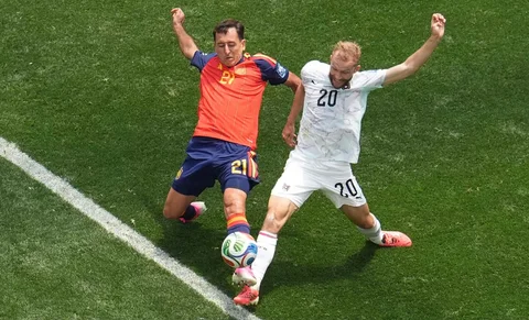 Pemain Spanyol Mikel Oyarzabal  berebut bola dengan pemain Austria  Konrad Laimer selama pertandingan sepak bola babak 32 besar Piala Dunia antara Spanyol dan Austria di Inglewood, California, dekat Los Angeles, Kamis, (02/07/2026).