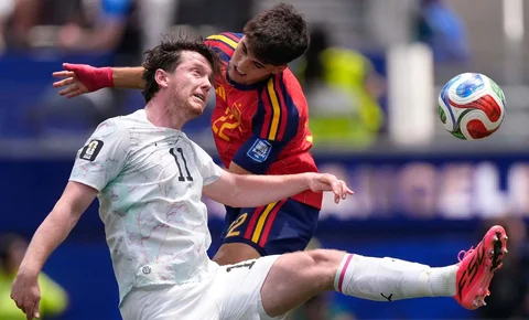 Pemain Austria Michael Gregoritsch berebut bola sundulan dengan pemain Spanyol Pau Cubarsi dari Spanyol saat pertandingan sepak bola babak 32 besar Piala Dunia di Inglewood, California, dekat Los Angeles, Kamis, (02/07/2026).