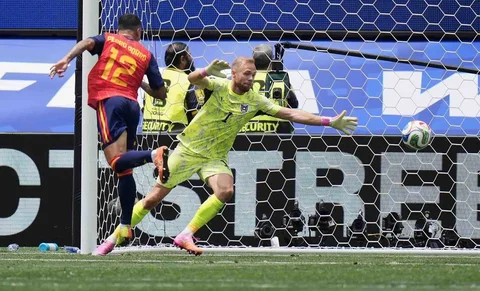 Pemain Spanyol Pedro Porro mencetak gol kedua timnya melewati kiper Austria Alexander Schlager selama pertandingan sepak bola babak 32 Piala Dunia antara Spanyol dan Austria di Inglewood, California, dekat Los Angeles, Kamis, (02/07/2026).