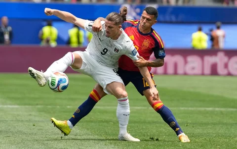 Pemain Austria Marcel Sabitzer  berebut bola dengan pemain Spanyol  Pedro Porro selama pertandingan sepak bola babak 32 besar Piala Dunia di Inglewood, California, dekat Los Angeles, Kamis, (02/07/2026).
