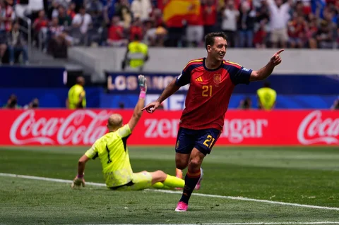 Pemain Spanyol Mikel Oyarzabal merayakan gol ketiga timnya melawan Austria selama pertandingan sepak bola babak 32 besar Piala Dunia di Inglewood, California, dekat Los Angeles, Kamis, (02/07/2006).
