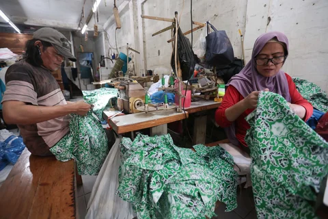 Pelaku UMKM binaan Dinas Koperasi, menyelesaikan produksi seragam sekolah di tempat usahanya, Jalan Busana III, kawasan PIK Pulogadung, Jakarta, Jumat (03/07/2026).