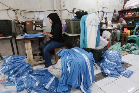 Pelaku UMKM binaan Dinas Koperasi, menyelesaikan produksi seragam sekolah di tempat usahanya, Jalan Busana III, kawasan PIK Pulogadung, Jakarta, Jumat (03/07/2026).
