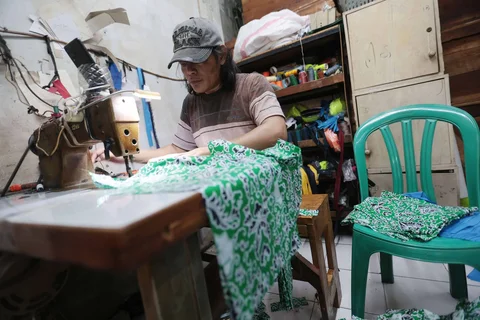 Pelaku UMKM binaan Dinas Koperasi, menyelesaikan produksi seragam sekolah di tempat usahanya, Jalan Busana III, kawasan PIK Pulogadung, Jakarta, Jumat (03/07/2026).
