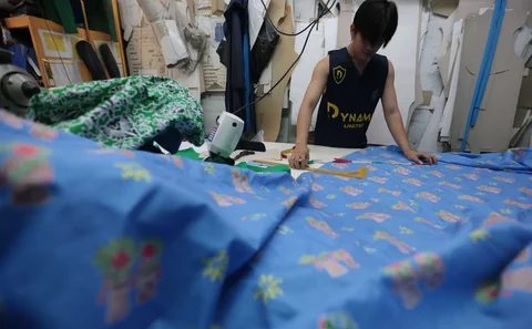 Pelaku UMKM binaan Dinas Koperasi, menyelesaikan produksi seragam sekolah di tempat usahanya, Jalan Busana III, kawasan PIK Pulogadung, Jakarta, Jumat (03/07/2026).