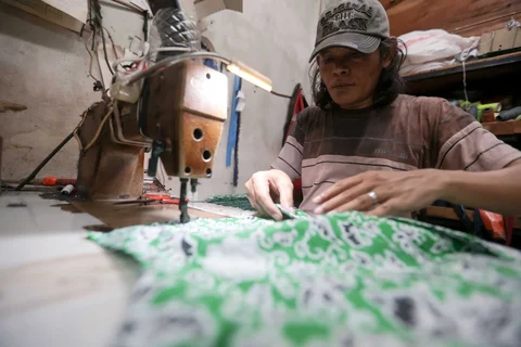 Pelaku UMKM binaan Dinas Koperasi, menyelesaikan produksi seragam sekolah di tempat usahanya, Jalan Busana III, kawasan PIK Pulogadung, Jakarta, Jumat (03/07/2026).