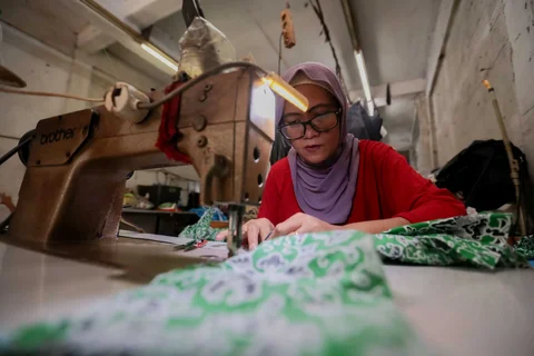 Pelaku UMKM binaan Dinas Koperasi, menyelesaikan produksi seragam sekolah di tempat usahanya, Jalan Busana III, kawasan PIK Pulogadung, Jakarta, Jumat (03/07/2026).