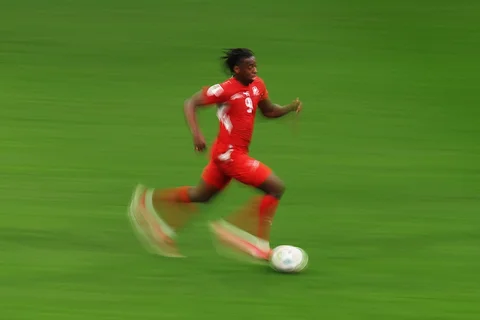 Pemain Swiss Johan Manzambi mengontrol bola selama pertandingan babak 32 besar Piala Dunia FIFA 2026 antara Swiss dan Aljazair di BC Place Vancouver, British Columbia, Kamis, (02/07/2026).