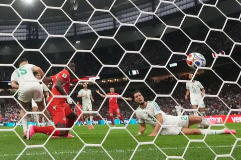 Pemain Swiss Breel Embolo mencetak gol pertama timnya selama pertandingan sepak bola babak 32 besar Piala Dunia antara Swiss dan Aljazair di Vancouver, British Columbia, Kamis (02/07/2026).