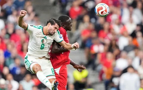 Pemain Aljazair Houssem Aouar  berebut bola atas dengan pemain Swiss Denis Zakaria dari Swiss selama pertandingan sepak bola babak 32 besar Piala Dunia antara Swiss dan Aljazair di Vancouver, British Columbia, Kamis, (02/07/2026).