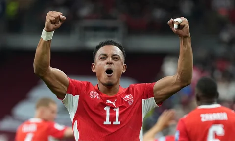 Pemain Swiss Dan Ndoye  melakukan selebrasi  setelah mencetak gol kedua timnya selama pertandingan sepak bola babak 32 besar Piala Dunia antara Swiss dan Aljazair di Vancouver, British Columbia, Kamis, (02/07/2026).