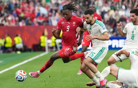 Pemain Swiss Johan Manzambi  berebut bola dengan pemain Aljazair Rayan Ait-Nouri (15) selama pertandingan sepak bola babak 32 besar Piala Dunia antara Swiss dan Aljazair di Vancouver, British Columbia, Kamis, (02/07/2026).