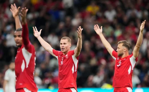 Pemain Swiss Nico Elvedi bersama rekan satu timnya usai pertandingan sepak bola babak 32 besar Piala Dunia antara Swiss dan Aljazair di Vancouver, British Columbia, Kamis, (02/07/2026).