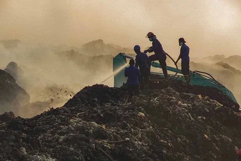 Petugas pemadam kebakaran berusaha memadamkan api di Tempat Pembuangan Akhir (TPA) Jatiwaringin, Kabupaten Tangerang, Banten, Jumat (03/07/2026).