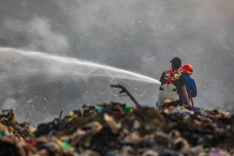Petugas pemadam kebakaran berusaha memadamkan api di Tempat Pembuangan Akhir (TPA) Jatiwaringin, Kabupaten Tangerang, Banten, Jumat (03/07/2026).