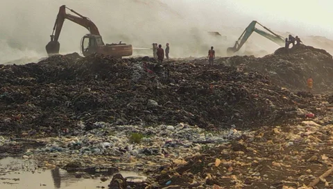 Petugas pemadam kebakaran dan alat berat  berusaha memadamkan api di Tempat Pembuangan Akhir (TPA) Jatiwaringin, Kabupaten Tangerang, Banten, Jumat (03/07/2026).