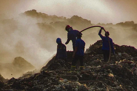 Petugas pemadam kebakaran berusaha memadamkan api di Tempat Pembuangan Akhir (TPA) Jatiwaringin, Kabupaten Tangerang, Banten, Jumat (03/07/2026).