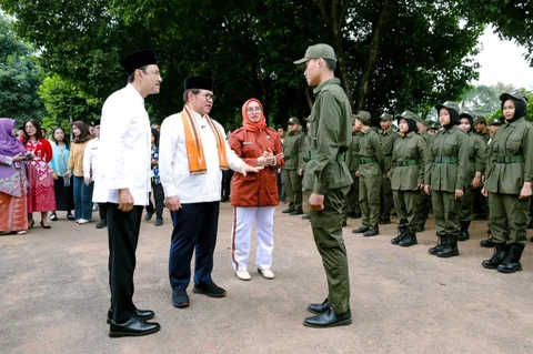 Menteri Sosial Saifullah Yusuf (Gus Ipul) bersama Gubernur DKI Jakarta Pramono Anung tiba di Sekolah Rakyat Menengah Atas (SRMA) 10 Jakarta, Jumat (3/7/2026).