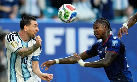 Pemain Argentina Lionel Messi memainkan bola melawan pemain Tanjung Verde  Sidny Lopes Cabral selama pertandingan sepak bola babak 32 Piala Dunia antara Argentina dan Tanjung Verde di Miami Gardens, Florida, Jumat, (03/07/2026),