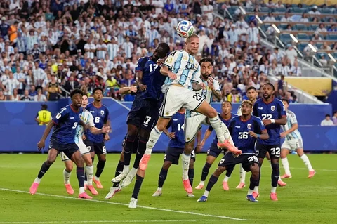 Pemain Argentina Alexis Mac Allister berebut bola sundulan dengan pemain Tanjung Verde Willy Semedo saat tendangan sudut dalam pertandingan sepak bola babak 32 besar Piala Dunia antara Argentina dan Tanjung Verde di Miami Gardens, Florida, Jumat, (03/07/2026).