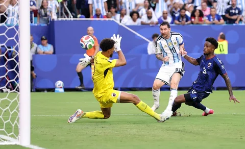 Pemain Argentina Lionel Messi mencetak gol pertama timnya selama pertandingan babak 32 besar Piala Dunia FIFA 2026 antara Argentina dan Cabo Verde di Stadion Miami di Miami Gardens, Florida. Jumat (03/07/2026).