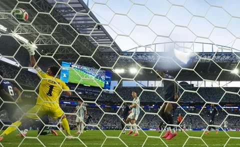 Bola tendangan pemain Argentina Lisandro Martinez tidak dapat ditepis kiper Tanjung Verde Vozinha selama pertandingan sepak bola babak 32 besar Piala Dunia antara Argentina dan Tanjung Verde di Miami Gardens, Florida, Jumat, (03/07/2026).