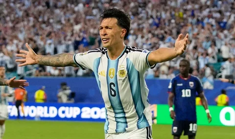 Pemain Argentina Lisandro Martinez merayakan gol kedua timnya selama pertandingan sepak bola babak 32 besar Piala Dunia melawan Tanjung Verde di Miami Gardens, Florida, Jumat, (03/07/2026).