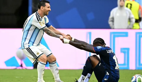 Pemain Argentina Lionel Messi mengangkat bek Tanjung Verde Sidney Lopes Cabral,selama pertandingan sepak bola babak 32 besar Piala Dunia 2026 antara Argentina dan Tanjung Verde di Stadion Miami di Miami Gardens, Jumat  (03/07/2026).