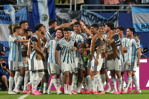 Tim Argentina merayakan kemenangan setelah Diney Borges  dari Cape Verde mencetak gol bunuh diri selama pertandingan sepak bola babak 32 Piala Dunia di Miami Gardens, Florida, Jumat, (03/07/2026).