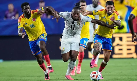 Pemain Ghana Antoine Semenyo berjuang merebut bola dari  pemain Colombia Jefferson Lerma dan Daniel Munoz selama pertandingan sepak bola babak 32 besar Piala Dunia antara Kolombia dan Ghana di Kansas City, Mo, Jumat (03/07/2026).