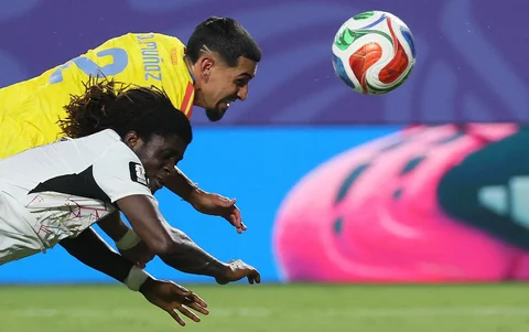 Pemain Ghana Caleb Yirenkyi  berebut bola dengan pemain Colombia Daniel Munoz pada pertandingan sepak bola babak 32 besar Piala Dunia 2026 antara Kolombia dan Ghana di Stadion Kansas City di Kansas City, Jumat (03/07/2027).