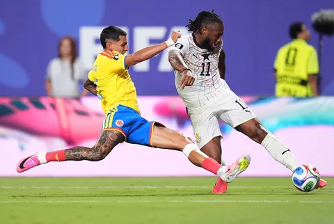 Pemain Ghana Antoine Semenyo mencoba mengoper bola saat dihalangi oleh  pemain Colombia Daniel Munoz selama pertandingan sepak bola babak 32 besar Piala Dunia antara Kolombia dan Ghana di Kansas City, Mo., Jumat (03/07/2026).