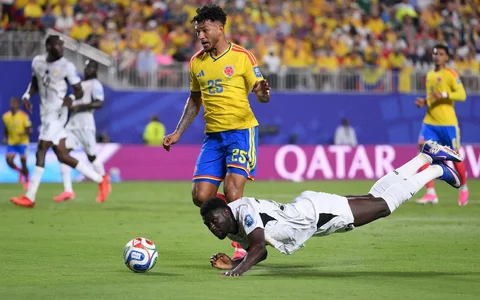 Pemain Kolombia Luis Suarez dihadang pemain Ghana Derrick Luckassen selama pertandingan babak 32 besar Piala Dunia FIFA 2026 antara Kolombia dan Ghana di Stadion Kansas City di Kansas City, Missouri, Jumat (03/07/2026).