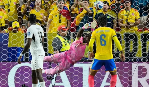 Kiper Ghana Lawrence Ati-Zigi melakukan penyelamatan selama pertandingan sepak bola babak 32 Piala Dunia antara Kolombia dan Ghana di Kansas City, Mo, Jumat (03/07/2026). AP Photo/John Locher