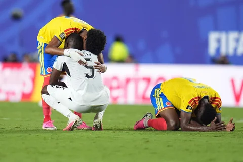 Pemain Kolombia Johan Mojica menghibur pemain GhanaThomas Partey usai pertandingan sepak bola babak 32 besar Piala Dunia antara Kolombia dan Ghana di Kansas City, Mo., Jumat (03/07/2026).