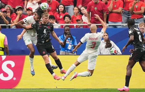 Pemain Maroko Redouane Halhal berebut bola sundulan dengan pemain Kanada Luc de Fougerolles selama pertandingan sepak bola babak 16 besar Piala Dunia antara Kanada dan Maroko di Houston, Sabtu, (04/07/2026).