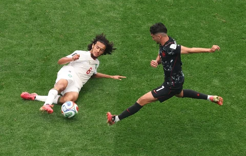 Pemain Maroko Ayyoub Bouaddi berebut bola dengan pemain Kanada Stephen Eustaquio selama pertandingan babak 16 besar Piala Dunia FIFA 2026 antara Kanada dan Maroko di Stadion Houston, Texas, Sabtu (04/07/2026).