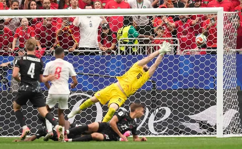 Pemain Maroko Azzedine Ounahi mencetak gol kedua timnya a selama pertandingan sepak bola babak 16 besar Piala Dunia antara Kanada dan Maroko di Houston.