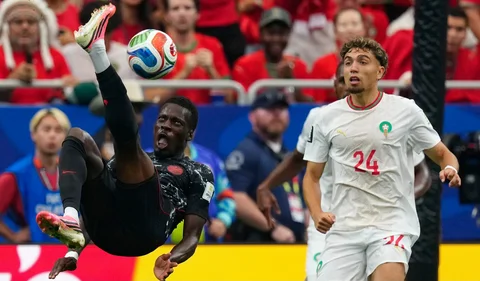 Pemain Kanada Tani Oluwaseyi mencoba tendangan salto ke gawang di depan pemain Maroko Neil El Aynaoui selama pertandingan sepak bola babak 16 besar Piala Dunia antara Kanada dan Maroko di Houston, Sabtu (04/07/2026).