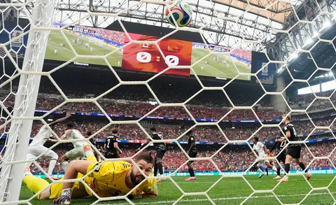 Kiper Kanada Maxime Crepeau, kiri, menoleh ke belakang setelah Azzedine Ounahi dari Maroko mencetak gol selama pertandingan sepak bola babak 16 besar Piala Dunia antara Kanada dan Maroko di Houston, Sabtu (04/07/2026).