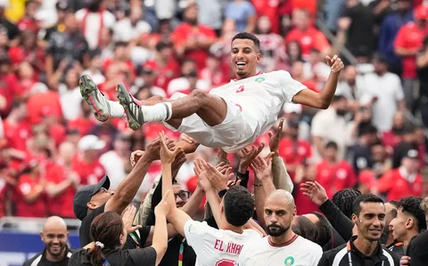 Pemain Maroko Azzedine Ounahi diangkat ke udara oleh rekan-rekan setimnya setelah pertandingan sepak bola babak 16 besar Piala Dunia melawan Kanada di Houston, Sabtu(04/07/2026).
