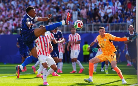 Pemain Prancis Kylian Mbappe berusaha meraih bola disaksikan sementara kiper Paraguay, Orlando Gill saat pertandingan sepak bola babak 16 besar Piala Dunia antara Paraguay dan Prancis di Philadelphia, Sabtu (04/07/2026).